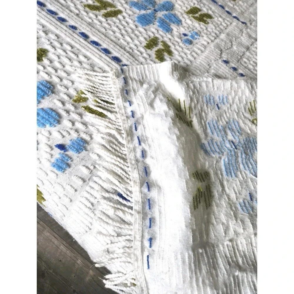 Vintage Chenille Tufted Floral Daisy Queen Bedspread Flowers White Blue Georgian